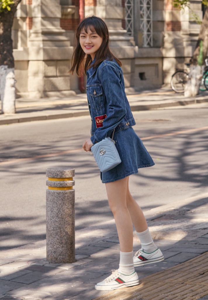 16岁文淇瘦出"漫画腿",穿牛仔装配空气刘海,少女活力太迷人