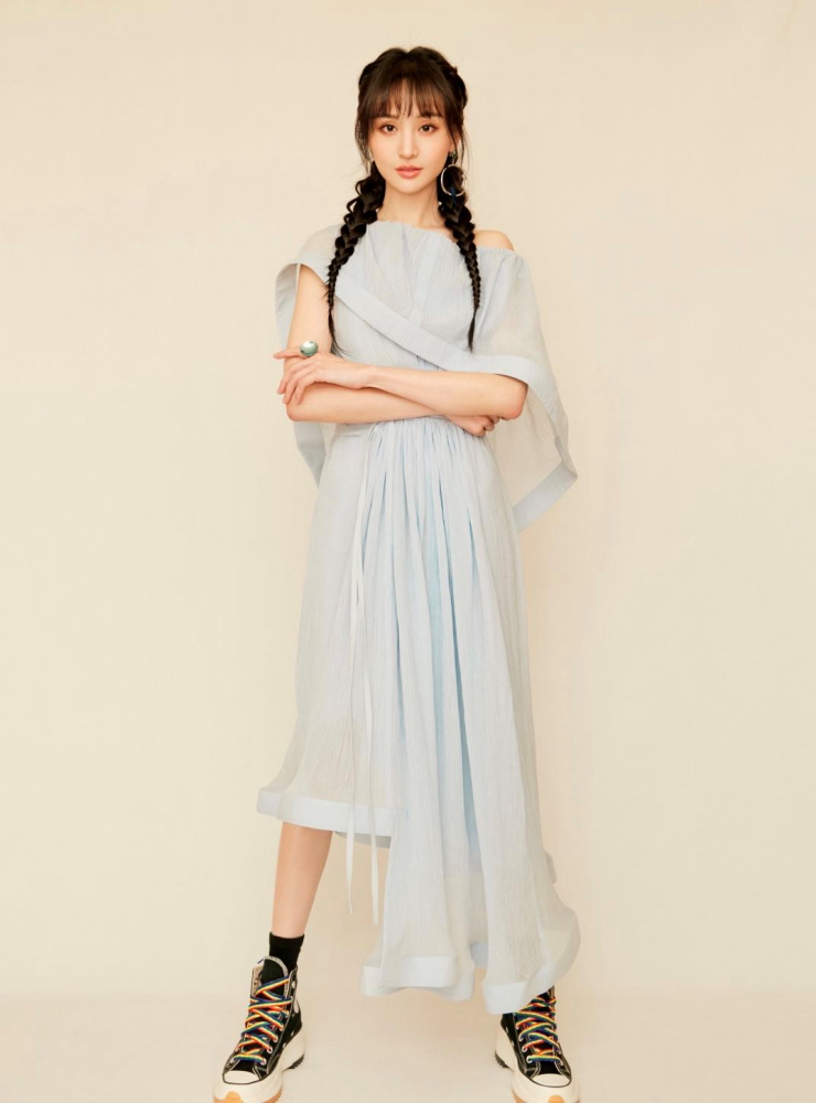 郑爽真是"甜美"小仙女,锁骨发搭配白色连衣裙清爽时髦,美腻了