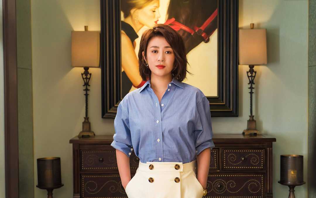 马丽真是气质女神,穿一件不规则卫衣内加白t恤,意外穿出高级感