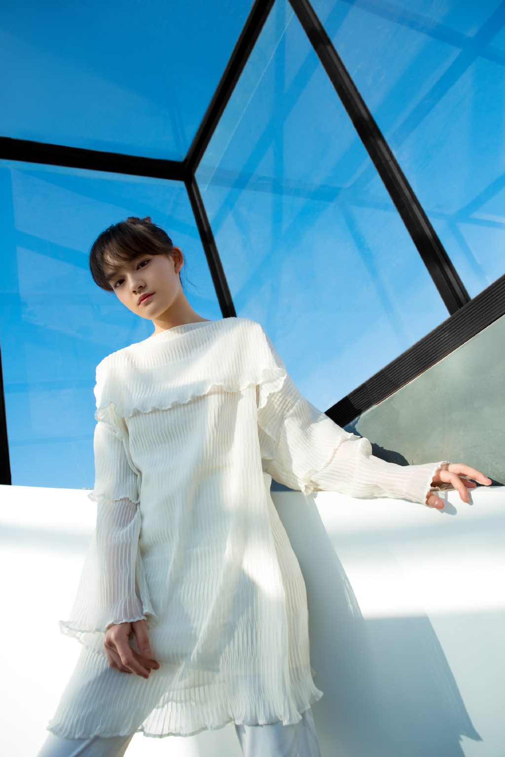 16岁文淇瘦出"漫画腿",穿牛仔装配空气刘海,少女活力太迷人