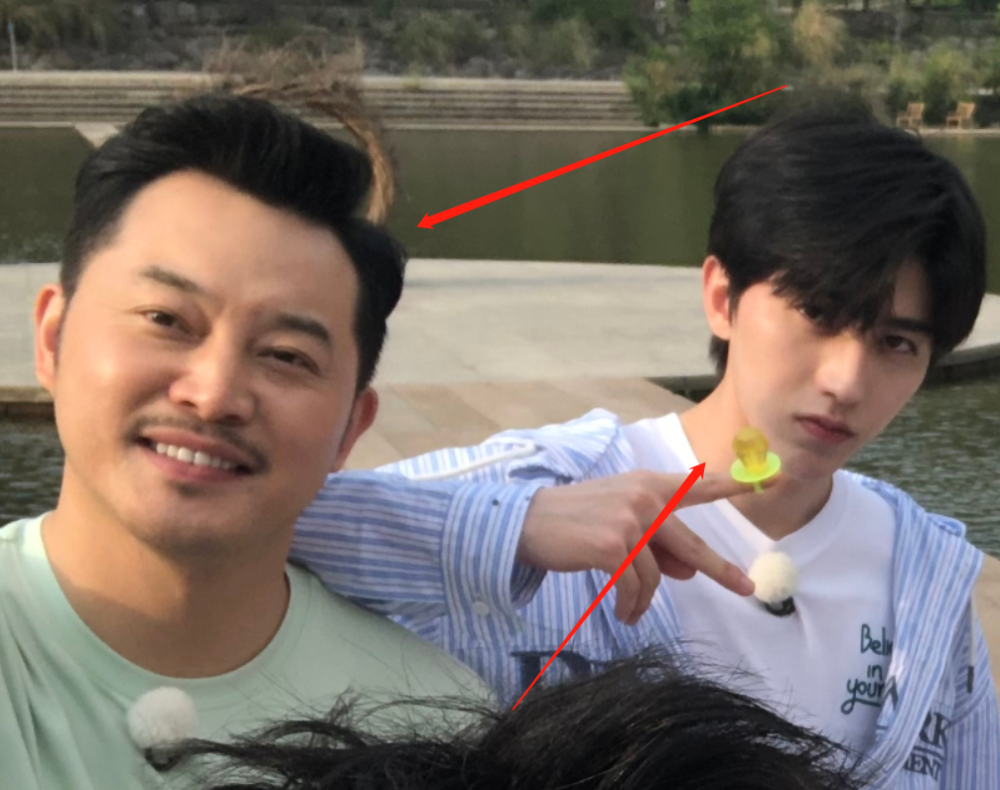 蔡徐坤分享跑男家族全家福,当截图放大三倍后,暴露他真实肤色