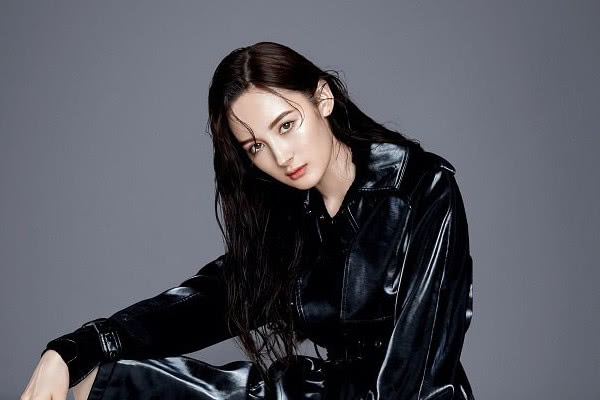 拉娜之前在一家公司练习了两年,都告诉她准备出道了,结果说都不说就