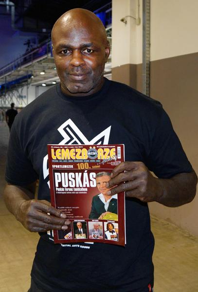 中国搏击专家:荷兰拳王夺冠次数超越播求,却被格斗外行ko|荷兰|胡斯特