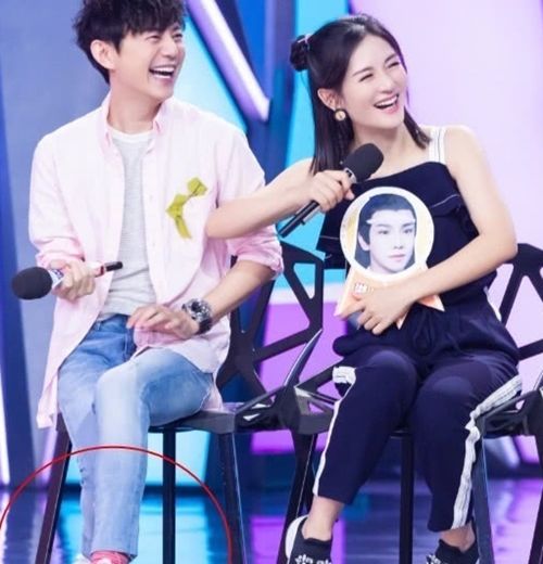 快本开播几分钟,何炅就秒上微博热搜,只因脚成全场亮点