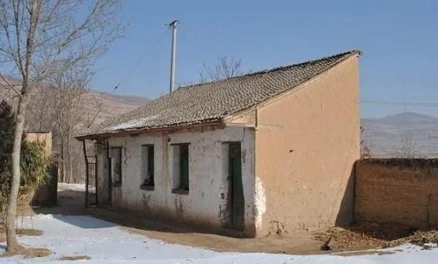 一般人说"房子半边盖"是取肥水不外流之意,这种房檐水都滴进自家院落