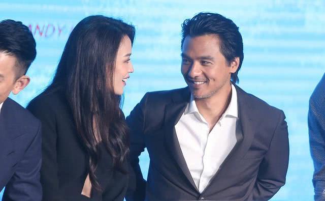 舒淇和老公同台太甜腻!穿情侣装还频频眉目传情,爱意根本藏不住