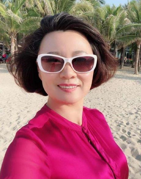 她是《乡村爱情》中谢永强的妈,剧中土里土气,现实