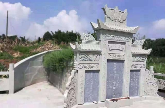 农家院被20座古墓包围,房主想搬家却遭制止,村支书:搬家违法