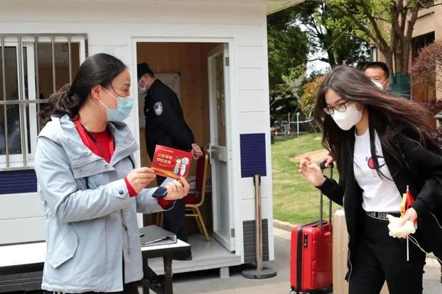 第一批回国的小留学生隔离期满,顺利回家,下一批将接回900人