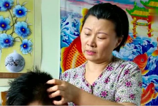 她是《乡村爱情》中谢永强的妈,剧中土里土气,现实