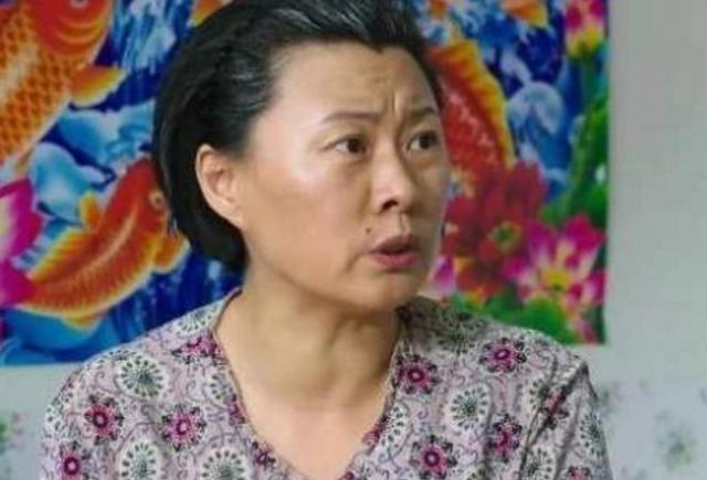 她是《乡村爱情》中谢永强的妈,剧中土里土气,现实