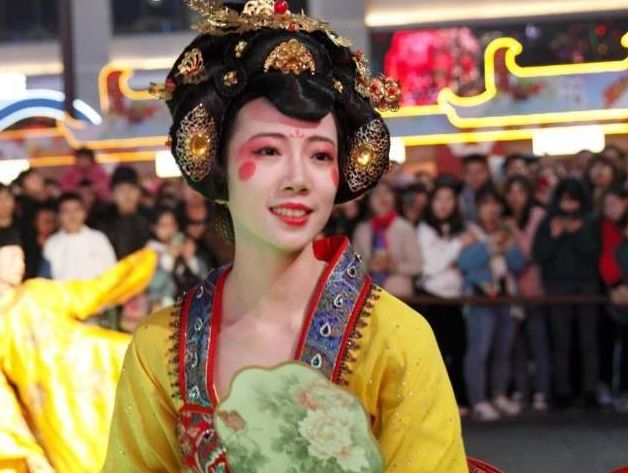 有种意外叫不倒翁小姐姐素颜,本以为是路人脸,看到照片我心动了