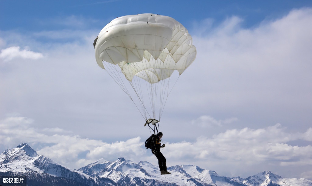 飞行员跳伞,战斗机自动飞行900公里穿越5个国家,上演千里追