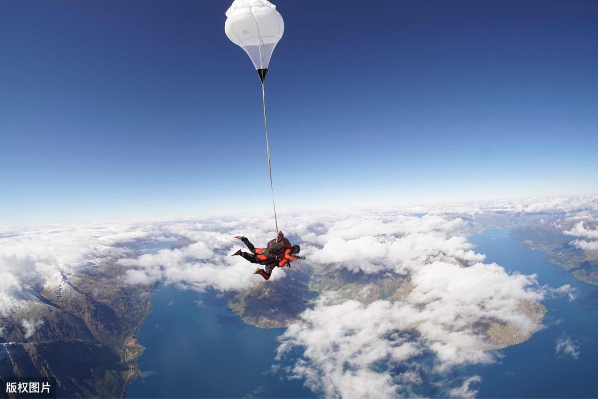 飞行员跳伞,战斗机自动飞行900公里穿越5个国家,上演千里追