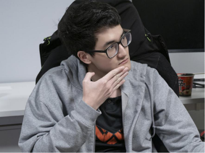 但最近tes的打野卡萨选手,也被网友扒出其上流的生活方式.