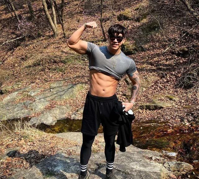 高大帅气的肌肉男模,健身 登山塑造精壮腹肌和鲨鱼肌,真男神