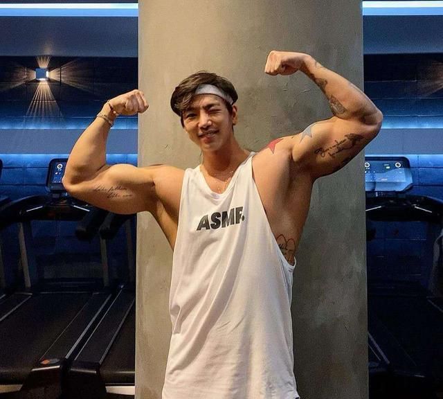 高大帅气的肌肉男模,健身 登山塑造精壮腹肌和鲨鱼肌,真男神