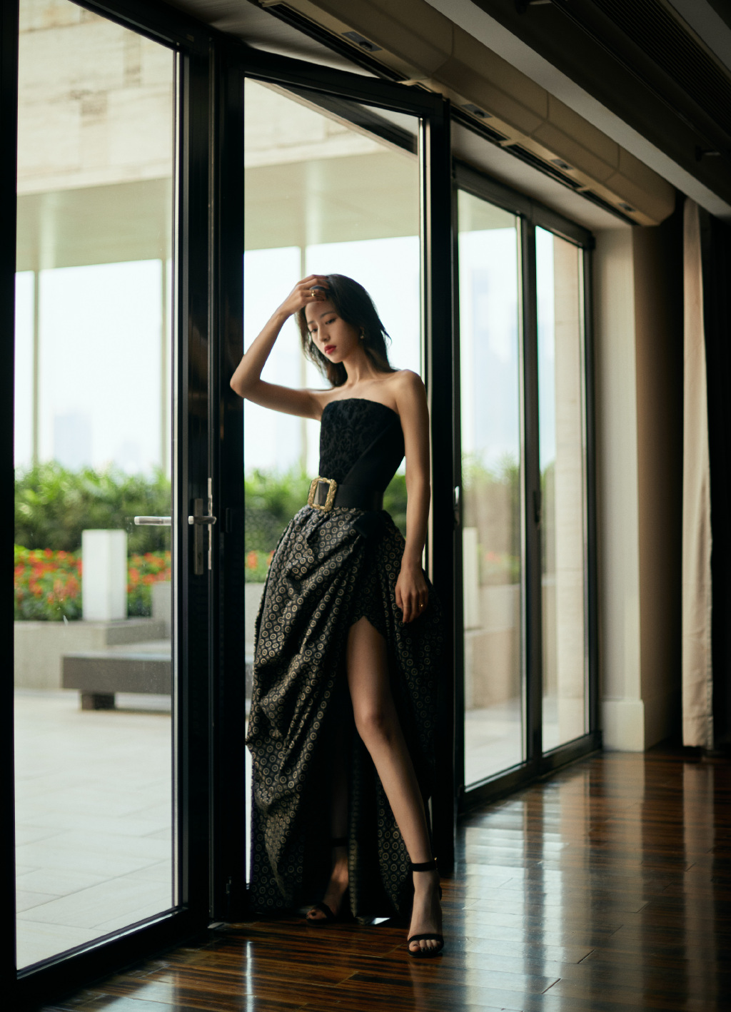 周雨彤这身材真好粉色上衣配束脚裤踩凉鞋凹出9头身比例