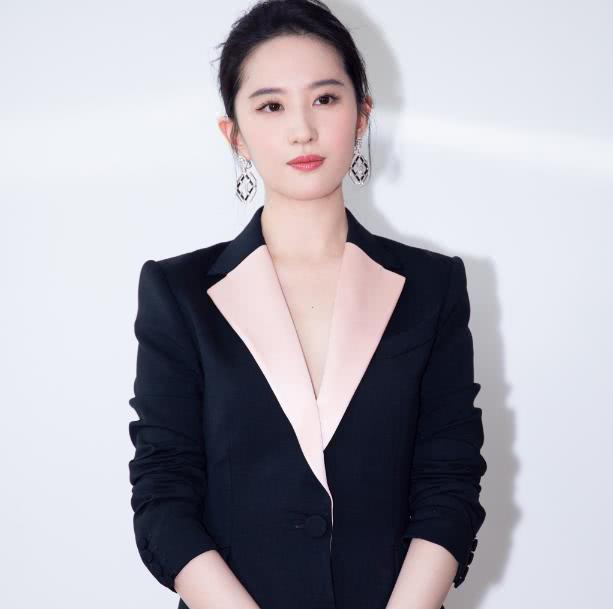 刘亦菲太会穿了,别致短袖上衣配小白裙,网友:美得不怕没朋友?