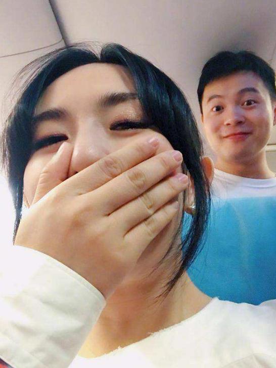 明星的手暴露了年龄黄轩的手短小憨厚鹿晗双手像18岁少年