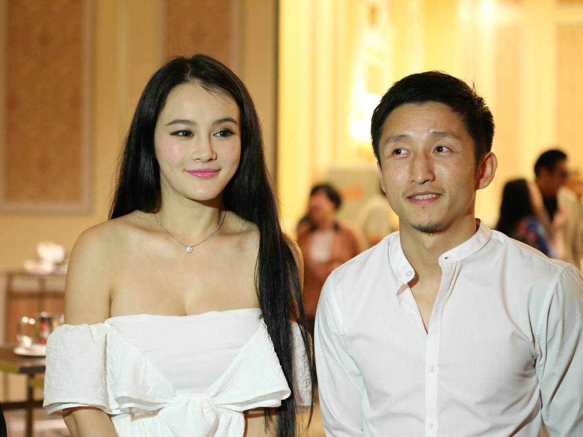 39岁奥运冠军邹市明,身价过亿,妻子是美女主持,膝下3子很幸福