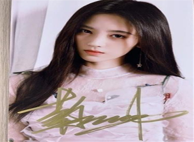 鞠婧祎的签名,杨超越的签名,吴宣仪的签名,看到虞书欣:真时尚