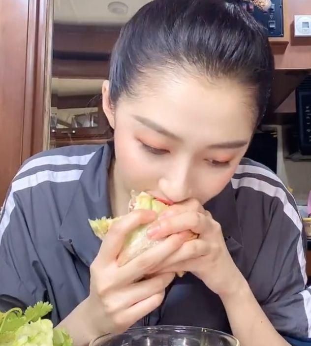 看到关晓彤吃饭的仪式感不愧是京圈格格