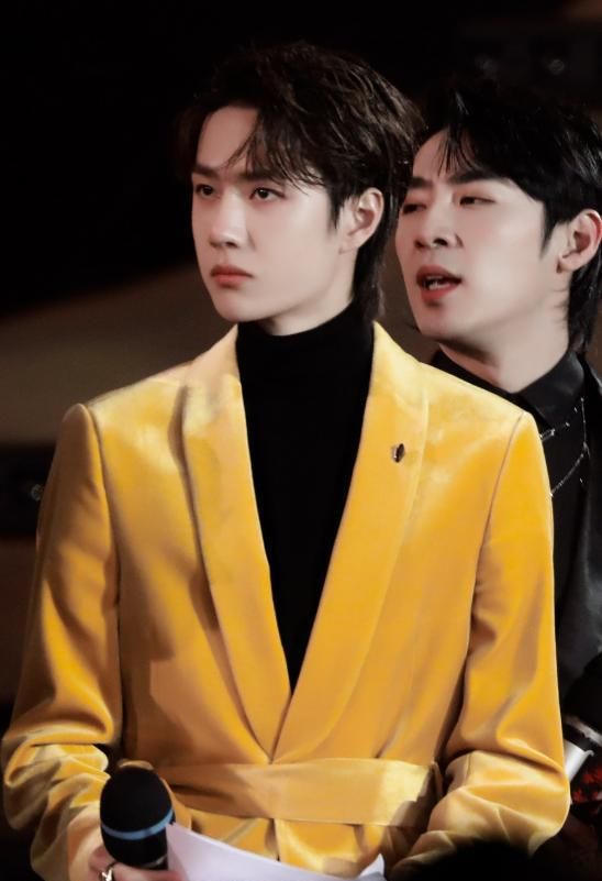 1米76易烊千玺和1米82王一博穿同款,3k轻奢毛衣,气质差距明显