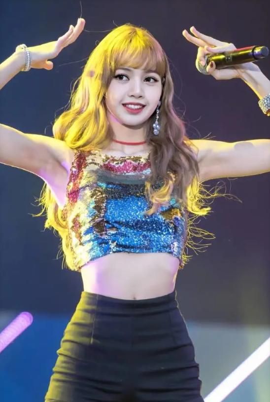 lisa太会穿了!为秀身材穿"流苏裙",这腰怕是上帝亲手捏的