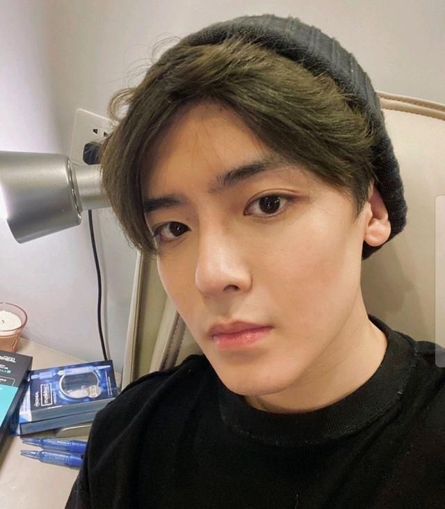 女装惊艳,素颜抗打的宝藏男孩他必须榜上有名|女装|侯明昊|宝藏_新浪