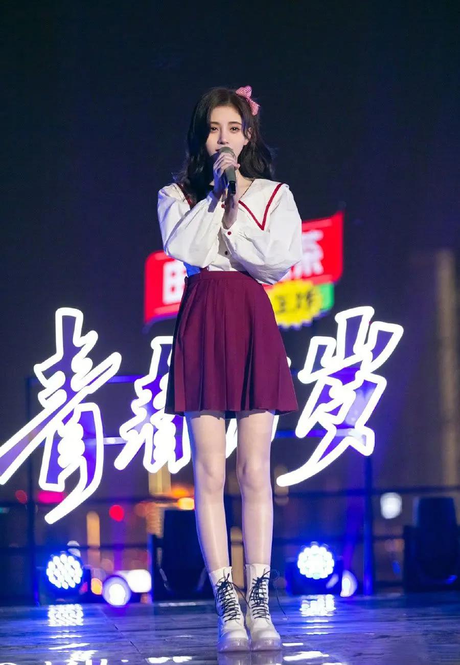 鞠婧祎穿百褶裙亮相五四晚会看到腿长后确定身高159cm