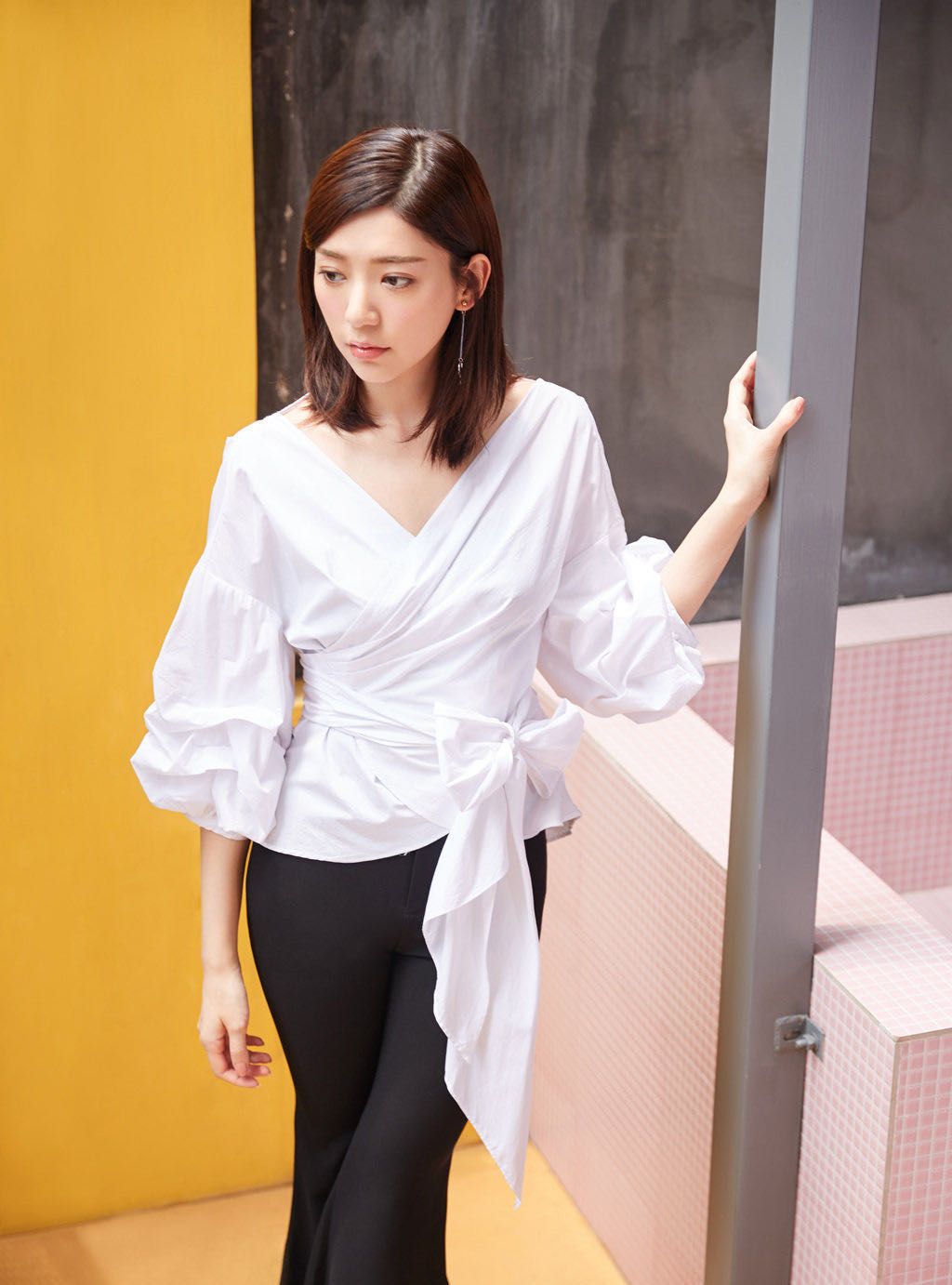 31岁的郭雪芙真有女神范,白色衬衫搭配黑色喇叭裤