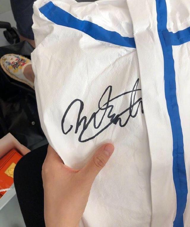 王俊凯参加五四青年节目,不仅体验穿防护服,还在线追星要签名