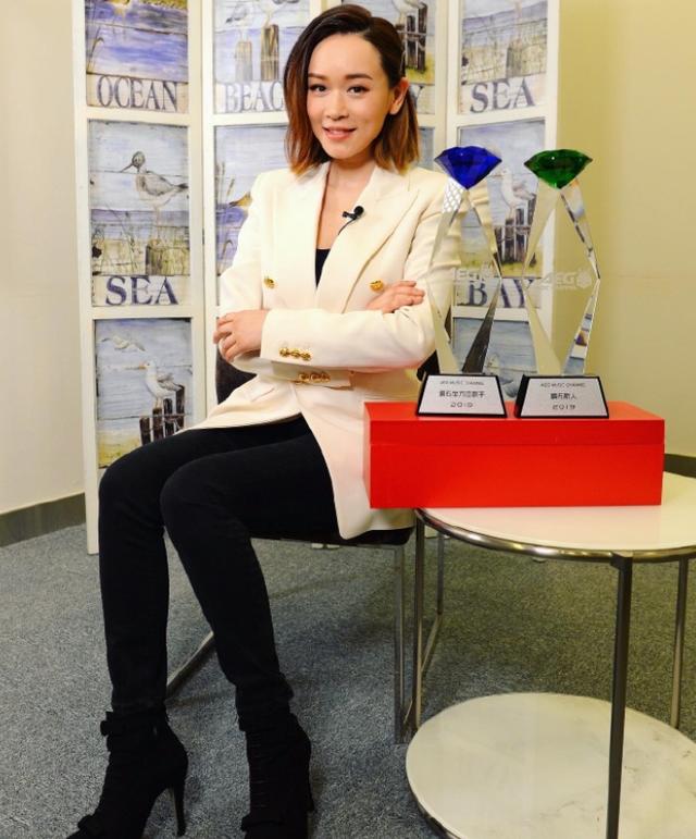 杨思琦终于高调一回,穿半透视露背连衣裙亮相,41岁美成颜值巅峰