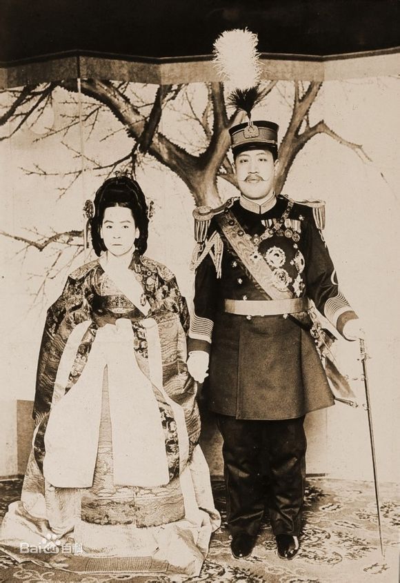 朝鲜高宗李熙称帝不久,便追赠正妻闵妃为"明成皇后",由于朝局动荡