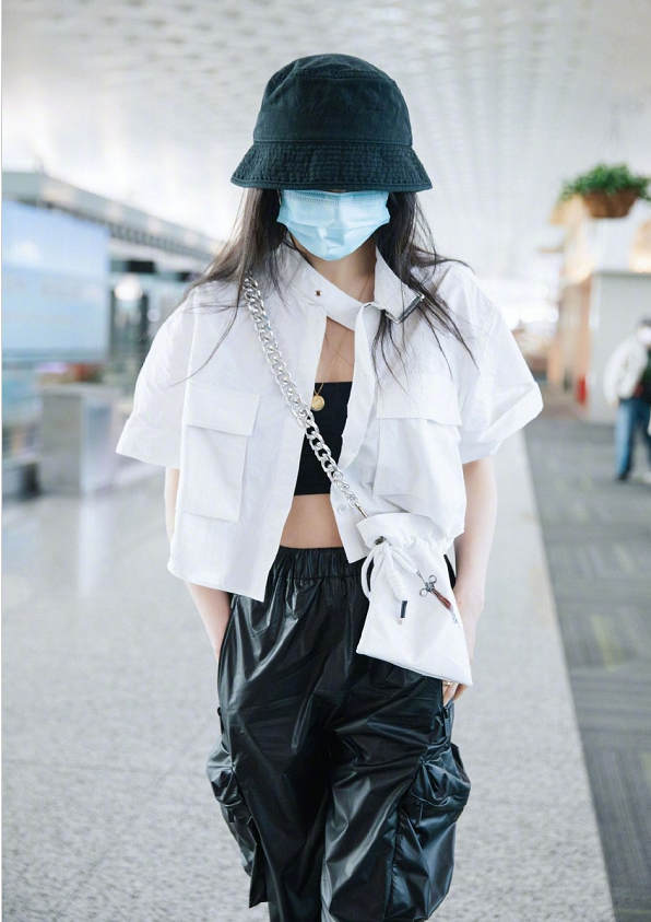 郑爽身穿白衬衫内搭黑色露脐装,秀纤细美腰,双手插兜太飒太美!