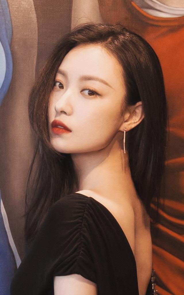 段小薇掀开刘海美上热搜