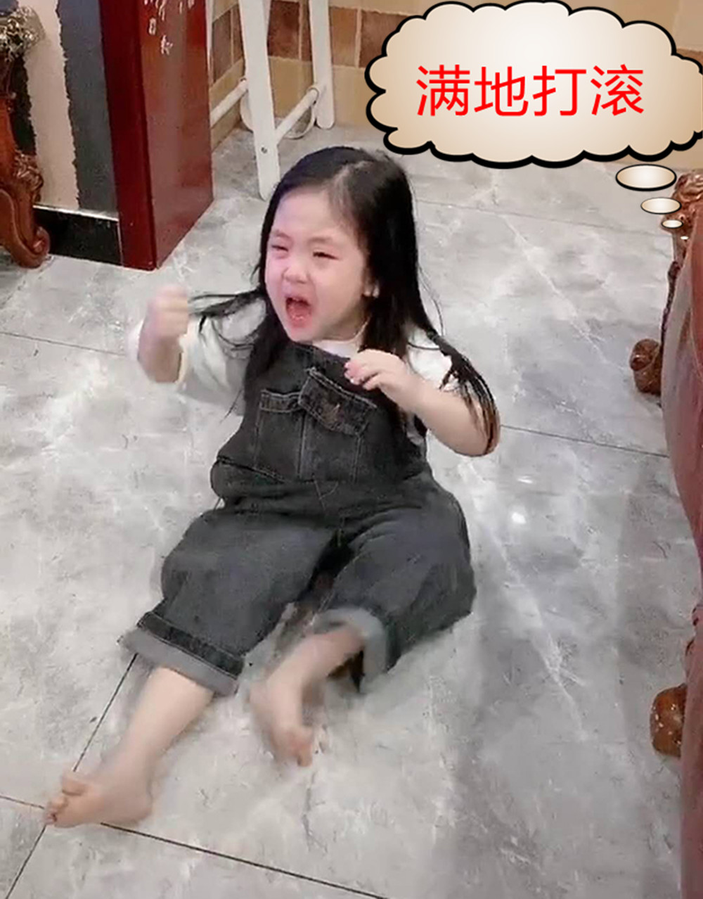 妹妹撒泼打滚,哥哥放学后"秒怂"变乖乖女,二胎家庭如何权衡?