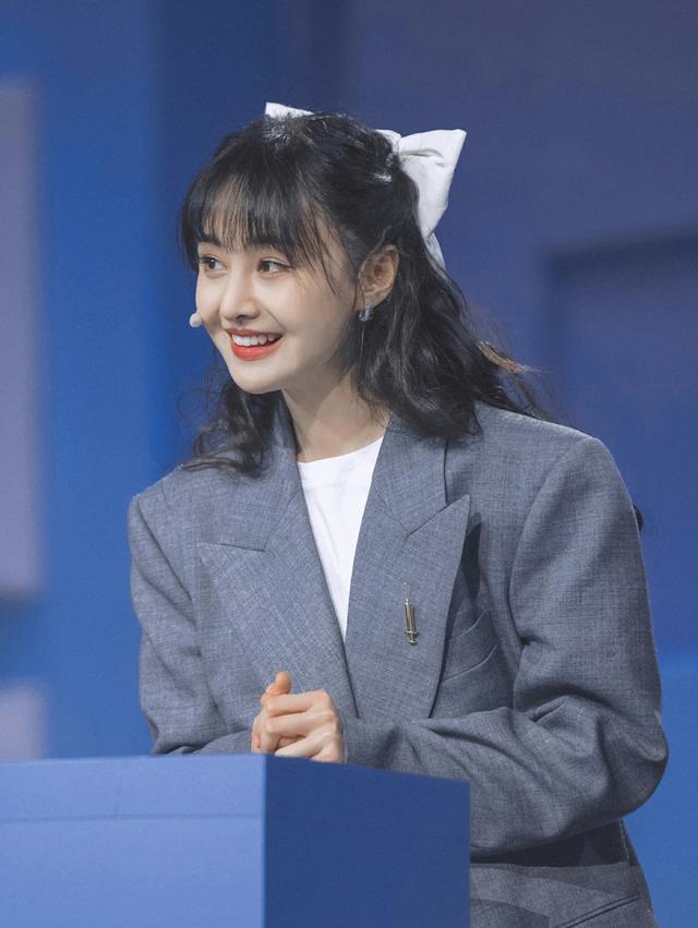 郑爽穿露脐装现身机场,工装风格简约酷炫,可盐可甜