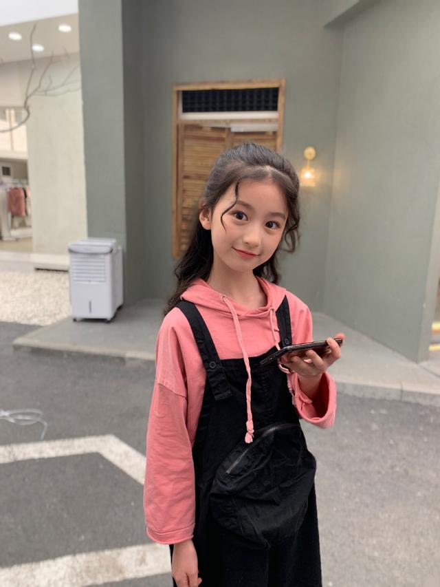 因为"逆天颜值"被禁止整容的童模裴佳欣,穿学院风套装美成公主