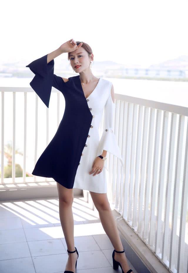 36岁的叶一茜风采依旧,身穿拼接连衣裙搭配高跟鞋女神范儿十足