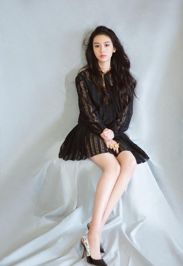 她因《少年的你》被观众熟知,今穿蓝色针织衫配牛仔裤,清新娇俏