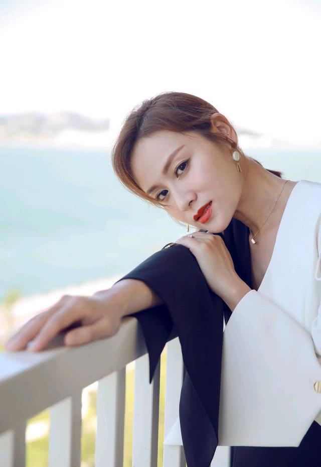 36岁的叶一茜风采依旧,身穿拼接连衣裙搭配高跟鞋女神范儿十足