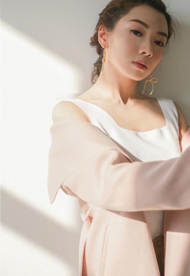 她是郑恺前女友,穿粉色大衣内搭小背心,秀一字型锁骨好吸睛