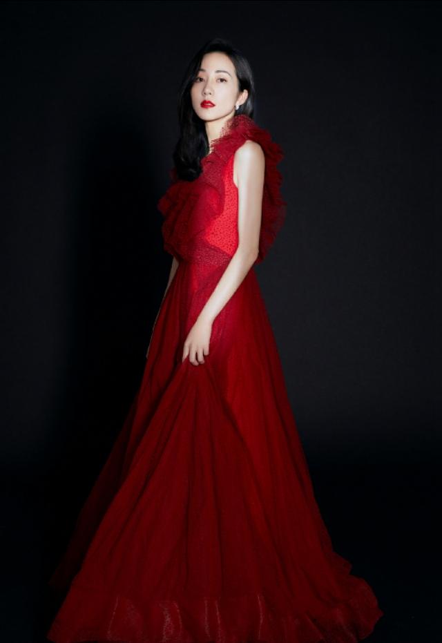 韩雪身着红色长裙,尽显好气质