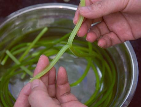 铁是鸡蛋的2倍,钙是猪肉的3倍,我遇到从不手软,鲜嫩脆爽营养好|蒜苔