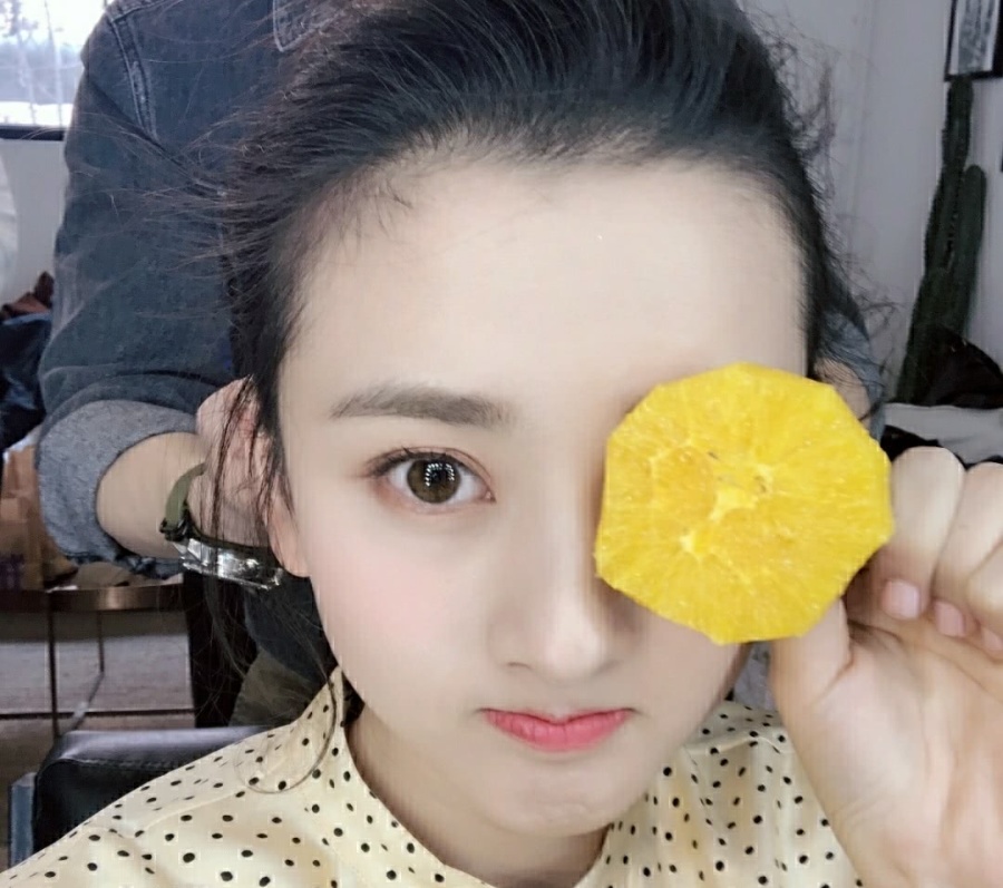 还是十分的精致,而且很多人都说不化妆的祖儿比化妆后的她更加美