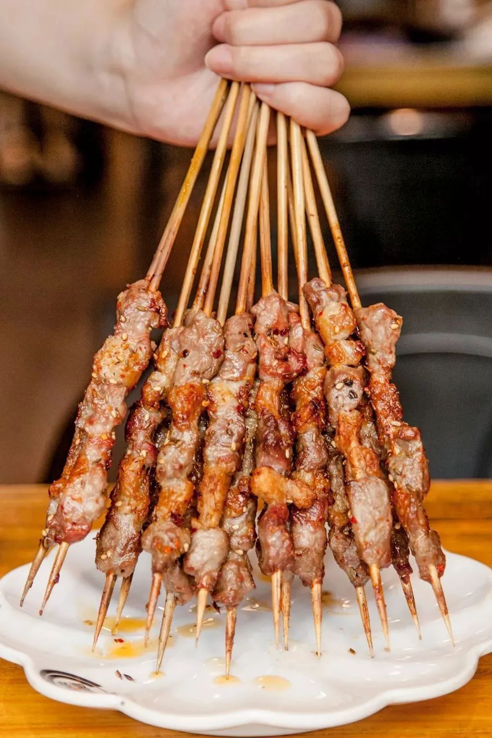 瘦肉变色,肥肉开始冒油撒上一把销魂的孜然就可以交到食客手上了~pig