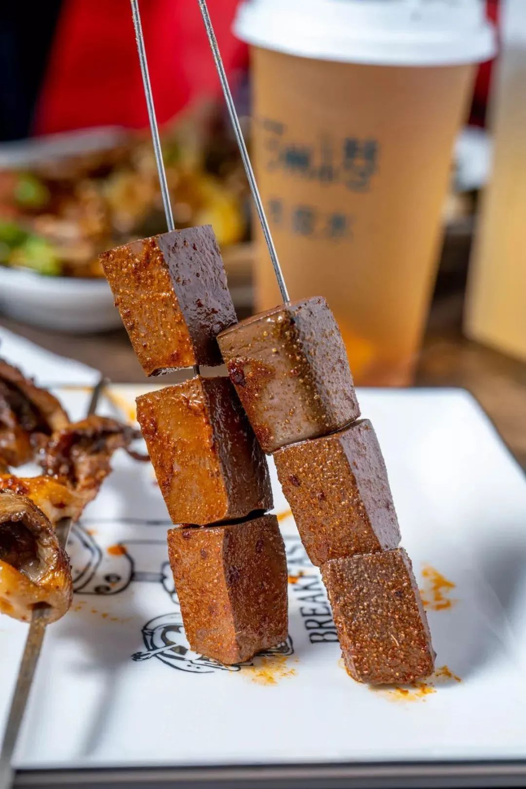 烤鸭血&杏皮水爱上大西北只需要一把烤串儿,一支兰州"有时,我们吃的不