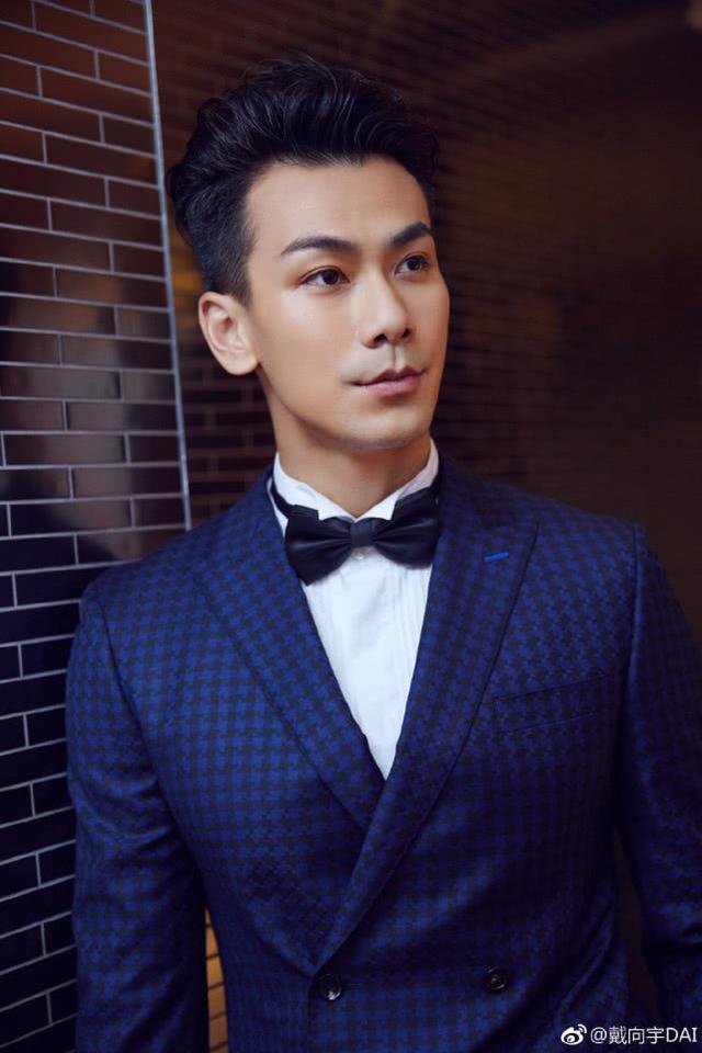 倾城》里的第一部跟第二部的段绍谦,《戴流苏耳环的少女》里的任浩铭